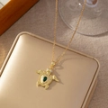 Détail collier tortue dorée avec pierre verte poire et incrustation de zircons brillants - Style Tortue de Mer en Pierre Verte (3)