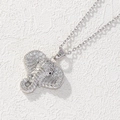 Vue macro du pendentif éléphant serti de micro-pavés de cristaux de zircone blancs - Style Tête d'Éléphant Pavé Argent (F)