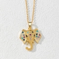 Détail du pendentif éléphant avec incrustation de zircone cubique multicolore - Style Tête d'Éléphant en Cristal Coloré (G)