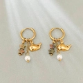 Orecchini a cerchio in acciaio con ciondolo a balena dorata, perle e stelle - Stile Balena & Perla (Stile 4)