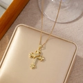 Hip hop gouden kruis ketting met kroon en zirkonia op een goudkleurig sieradendoosje - Gouden Kroon Kruis Stijl (A)