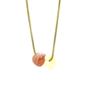 Goldene Halskette mit rotem Marmorherz und lichtgelbem Blumenanhänger für Damen - Rosa/Beige Blume