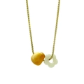 Collier chic en chaîne dorée avec gemme en résine jaune et pendentif fleur blanche - Brun/Fleur Grise