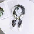Foulard di seta 70cm con stampa paisley e catene con accenti gialli come girocollo - Nodo della Cintura Beige