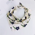 Foulard a triangolo floreale crema con fiori blu scuro e motivo a pois lavanda - Floreale Beige