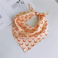 Foulard triangle avec motif de croissant de lune orange sur fond beige - Lune Orange
