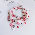 Foulard a triangolo setoso con fiori rosa e cuori rossi su base bianco crema - Girasole Rosa