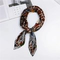 Foulard plissé avec motifs géométriques et fleurs, présenté en boucle élégante - Motif Tacheté Marron