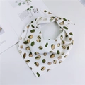 Foulard triangle en soie pour femme avec imprimé floral de pistache vert sur fond blanc - Pistache