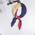 Foulard plissé en soie avec rayures géométriques bleu marine, gingembre et bordeaux - Géométrique Rouge à Quatre Carreaux