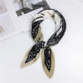 Foulard plissé en soie avec motifs paisley noir, blanc et or, design géométrique - Imprimé Paisley Kaki