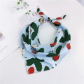 Foulard bleu clair avec motifs de fraises rouges et marguerites blanches pour femme - Fraise