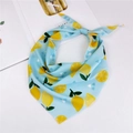Petit foulard floral avec motif citron et feuilles vertes sur fond bleu clair - Citron