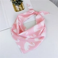 Foulard triangle rose pour femmes avec motifs de cygnes blancs et texture satinée - Cygne Rose