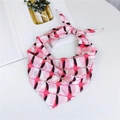 Foulard triangle rose en satin avec imprimé flamant rose et motifs floraux élégants - Flamant Rose