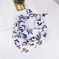 Foulard triangle en soie blanche avec imprimé feuilles bleues et baies oranges - Aubépine