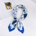 Sciarpa di seta quadrata 70cm con motivi astratti blu su uno sfondo bianco pulito - 70x70cm / Blu Astratto