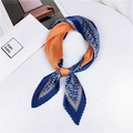 Foulard en soie plissé aux couleurs contrastées orange et bleu avec motifs géométriques - Petit Imprimé Fleuri Orange