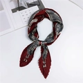 Foulard plissé en soie en losange rouge vin et gris avec imprimé chaîne équestre - Bord Motif Cheval Bourgogne