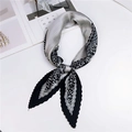 Foulard en soie plissé losange avec motif patchwork floral gris et monochrome - Petit Imprimé Fleuri Gris