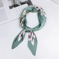 Foulard plissé vert avec motif floral rose et blanc, élégant style noué pour femme - Motif Lys Vert