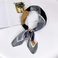Foulard quadrato di 70cm in seta sintetica con motivo geometrico grigio e senape - 70x70cm / Grigio Geometrico 3D