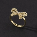 Bague noeud dorée ajustable avec micro-pavé de cristaux sur fond noir texturé - Style de Noeud de Diamant de Rangée d'or (A)