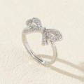 Vue macro d'une bague noeud argentée avec zircons blancs et anneau ajustable - Style de Noeud de Zircon Micro-Pavé Argent (B)