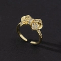 Gros plan d'une bague nœud dorée avec pavage scintillant de zircones cubiques blancs - Style de Noeud de Zircon de Luxe Doré (C)