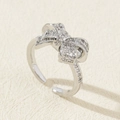 Gros plan détaillé d'une bague nœud argentée avec zircons micro-paves et anneau ouvert - Style de Noeud de Diamant Complet Étincelant d'argent (D)