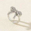 Détail d'une bague nœud avec zircons brillants et anneau ajustable en argent - Style de Noeud de Petit Diamant de Luxe Léger en Argent (G)