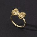 Gros plan sur une bague noeud dorée avec micro-pavés de cristaux et texture tissée - Style de Noeud Tissé Creux Doré (H)