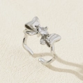 Détail d'une bague nœud argentée avec zircon cubique carré et anneau ajustable - Style de Noeud Central en Zircon Carré Argent (K)