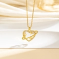 Primo piano del ciondolo a cuore dorato con stelle in zircone e anello di Saturno inciso - Cuore Stella Anello di Saturno (D)