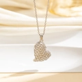 Dettaglio del ciondolo a cuore argentato con cristalli scintillanti e catenina - Pavé Pieno Romantico Argento (F)