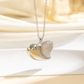 Dettaglio macro della collana a cuore in argento con lato lucido e pavé di zirconi - Giunzione Lucida Pavé (G)