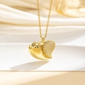 Dettaglio della collana a cuore in oro 18K con metallo lucido e zirconi incastonati - Stile Spliced Oro (H)