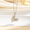 Dettaglio del pendente a cuore in argento con stelle incise e zirconi luccicanti - Cuore Cavo Pentagramma (N)