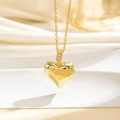 Dettaglio macro di una collana con ciondolo a cuore 3D in oro e zirconi scintillanti - Cuore Specchio 3D (O)