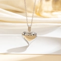 Dettaglio della collana con ciondolo a cuore argento e zirconi su sfondo in raso - Cuore 3D Lucido Argento (P)