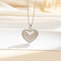 Dettaglio macro del ciondolo a cuore in argento con strass lucidi e centro traforato - Pavé Pieno Cavo Argento (R)