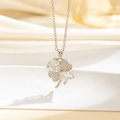 Macro della collana d'argento con ciondolo a quadrifoglio in zirconi su seta - Quadrifoglio Eterogeneo Argento (T)