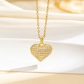 Dettaglio del ciondolo a cuore in oro con zirconi micro-pave e catena sottile lucida - Zirconia Micro-pavé Oro (U)