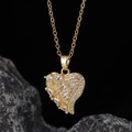 Exquisites vergoldetes Herz-Anhänger-Halskettendetail mit funkelnden Zirkoniasteinen. - Stil 9