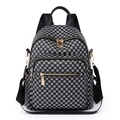 Mochila elegante para mujer con estampado geométrico y detalles metálicos dorados - Negro