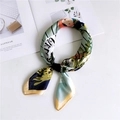 Foulard a cartoni animati verde, blu e arancione con un design a fiocco preannodato - 1 Giardino sul Tetto di Rose