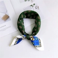 Foulard in seta verde scuro con motivo paisley e bordo geometrico blu annodato - 17 Paisley Verde Blu