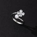 Eleganter silberner offener Ring mit Zirkonia-Kleeblatt und weißer Perle auf Textur - Herz Kleeblatt Stil (Stil 29)