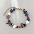 Bracciale di perle e pietre blu con chiusura a moschettone dorata regolabile - Bracciale in Pietra di Lapislazzuli