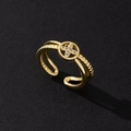 Detailansicht eines zweilagigen goldenen Rings mit Kleeblatt und gedrehtem Design - T-Form Zirkonstil (Stil 30)